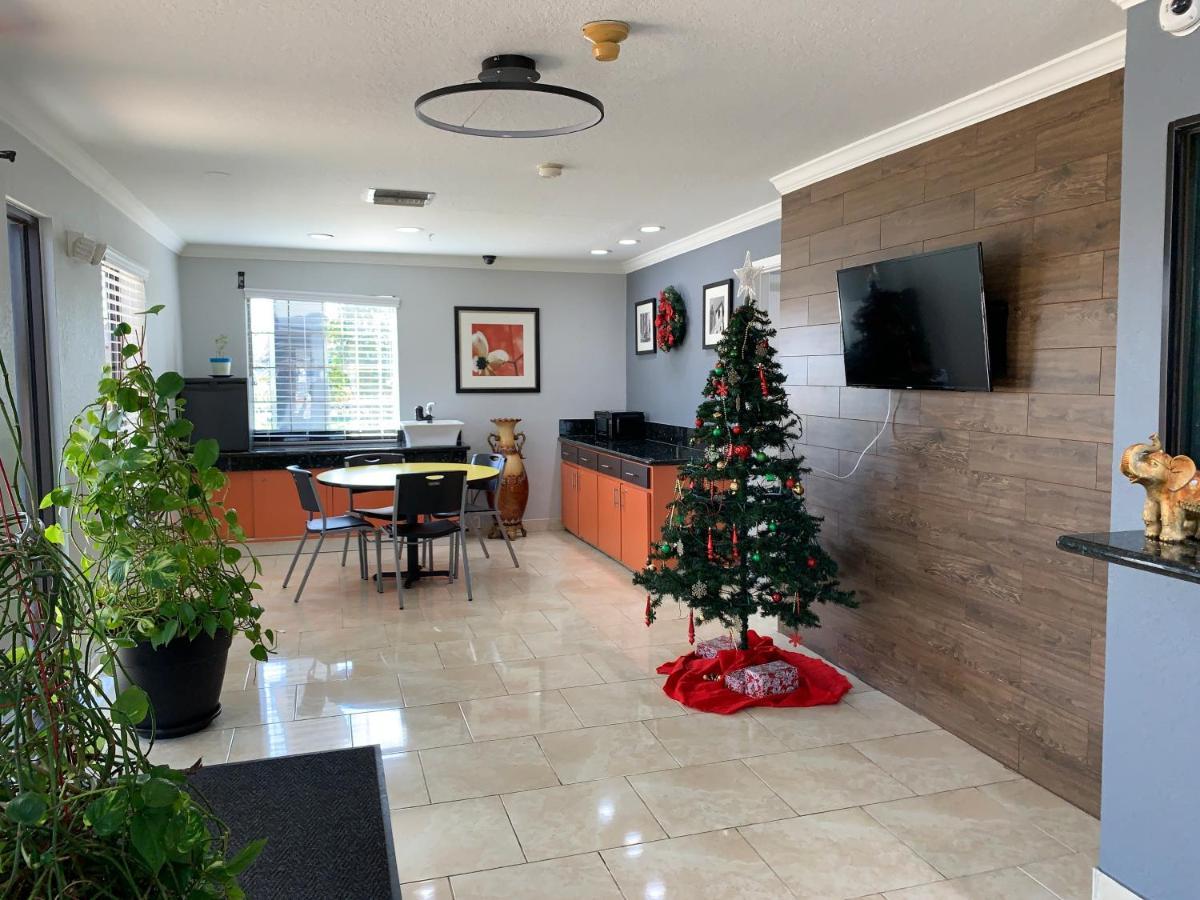 Sunrise Inn & Suites Ченелвью Екстер'єр фото